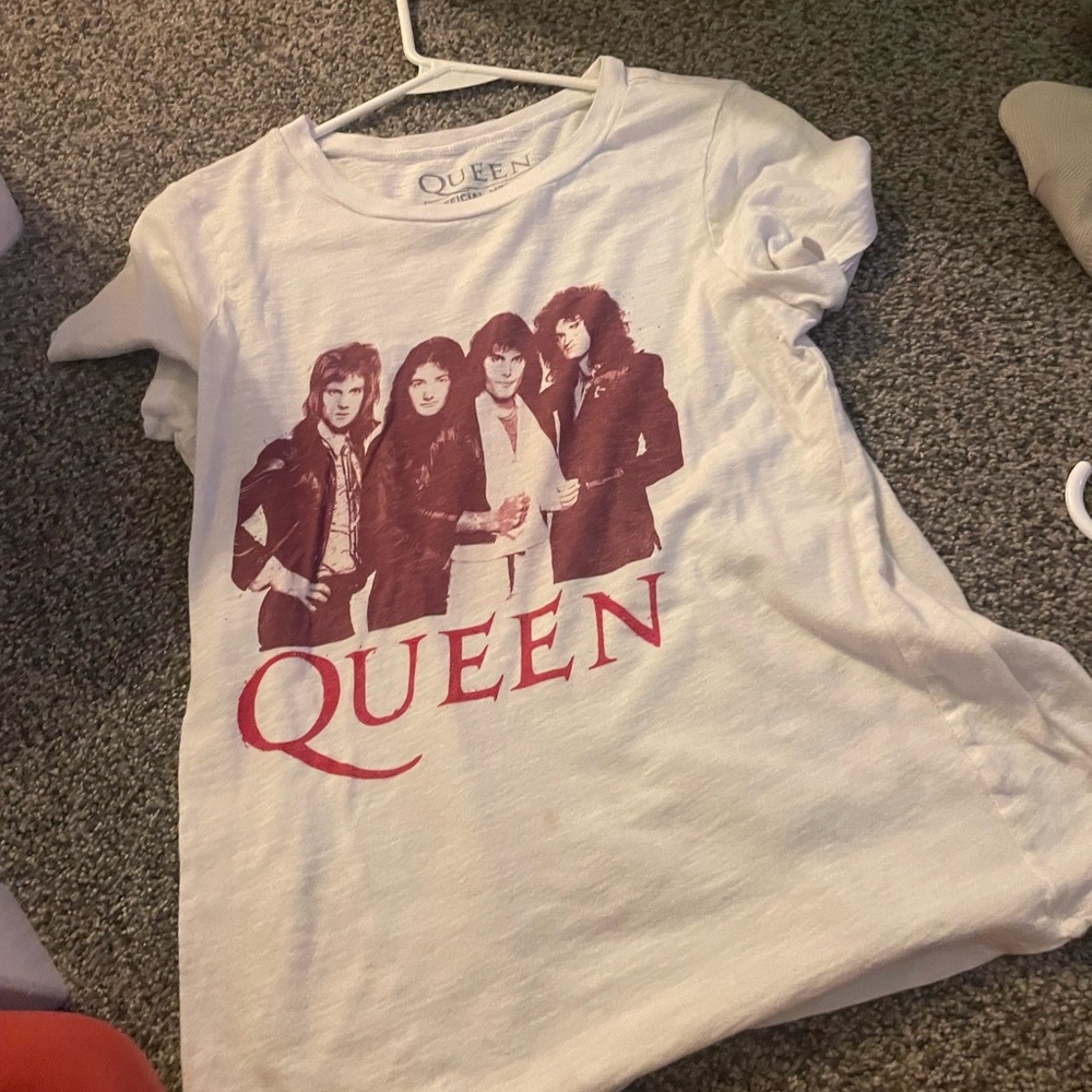 Que White and Red Short Sleeve Tee